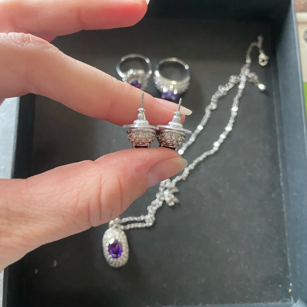 Elegant Silver and Purple Jewelry Set - Picture 2 of 4